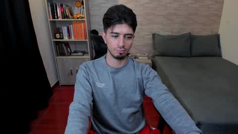 Snapshot of aaron_paul_ chatting on December 13, 10:55 pm Aaron online show from December 13, 10:55 pm