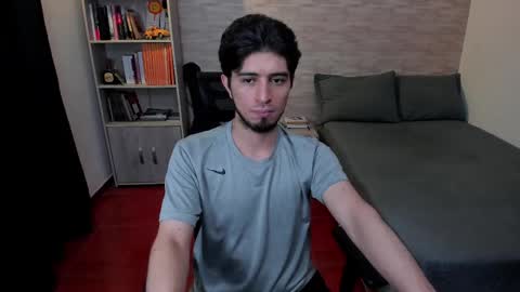 Snapshot of aaron_paul_ chatting on February 14, 11:42 pm Aaron online show from February 14, 11:42 pm