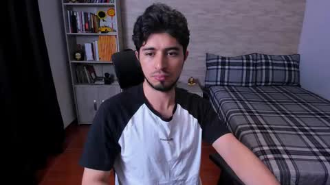 Snapshot of aaron_paul_ chatting on November 29, 10:46 pm Aaron online show from November 29, 10:46 pm