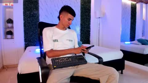 Aaron online show from January 17, 8:45 pm