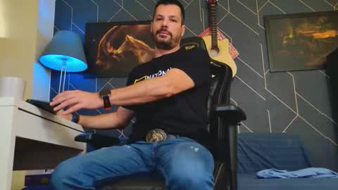 Aaron online show from October 18, 8:04 am