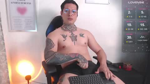 Snapshot of aaronsmith2_ chatting on January 30, 6:13 am aaronsmith2_ online show from January 30, 6:13 am