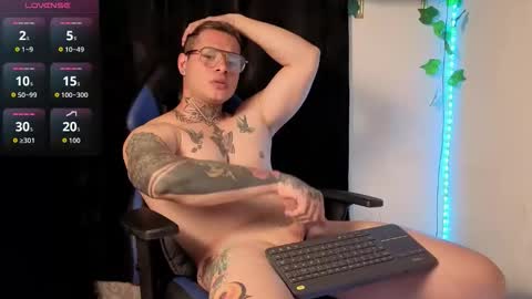 Snapshot of aaronsmith2_ chatting on March 12, 2:07 am aaronsmith2_ online show from March 12, 2:07 am