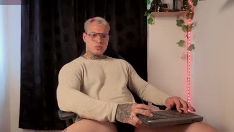 Snapshot of aaronsmith2_ chatting on March 28, 6:51 pm aaronsmith2_ online show from March 28, 6:51 pm