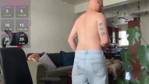 Snapshot of aaronstone_ chatting on October 31, 9:54 am Scrufffypup online show from October 31, 9:54 am