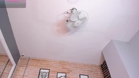 Snapshot of abbey_walker chatting on November 6, 11:11 am abbey_walker online show from November 6, 11:11 am