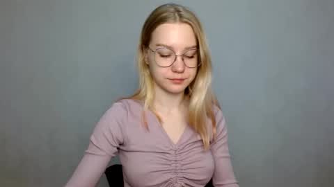 Snapshot of abbymoore__ chatting on February 21, 8:18 am Abby Lovense is active online show from February 21, 8:18 am