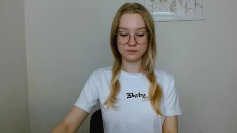 Snapshot of abbymoore__ chatting on September 26, 9:13 am Abby Lovense is active online show from September 26, 9:13 am