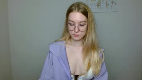 Snapshot of abbymoore__ chatting on November 3, 10:05 am Abby Lovense is active online show from November 3, 10:05 am
