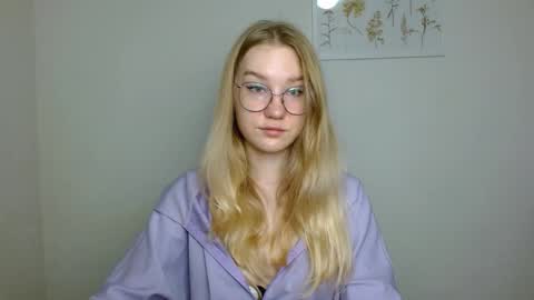 Snapshot of abbymoore__ chatting on November 4, 9:30 am Abby Lovense is active online show from November 4, 9:30 am