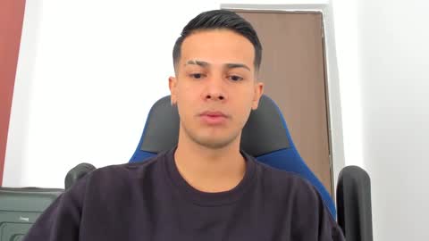 Snapshot of abelasburgo chatting on December 17, 3:17 pm Independence model AbelAsburgo online show from December 17, 3:17 pm