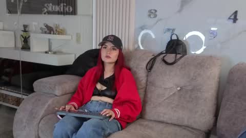 abella_as_ online show from April 28, 2:33 pm