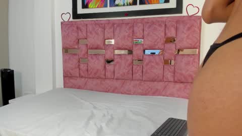 Snapshot of abella_lov chatting on October 20, 12:27 pm abella_lov online show from October 20, 12:27 pm