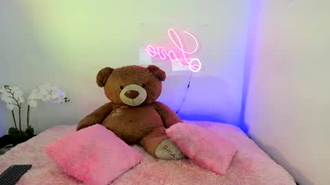  Abella and Kendra  online show from February 1, 8:05 pm