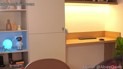 abie_owen online show from November 12, 11:03 pm