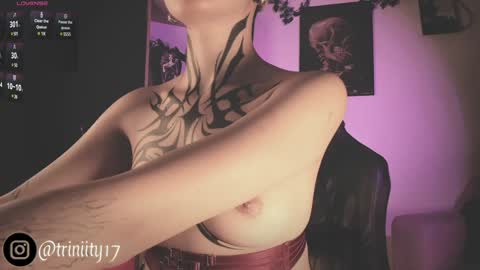 Snapshot of abril__colen chatting on December 6, 12:23 am April online show from December 6, 12:23 am