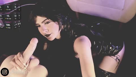 Snapshot of abril__colen chatting on December 7, 1:07 pm April online show from December 7, 1:07 pm