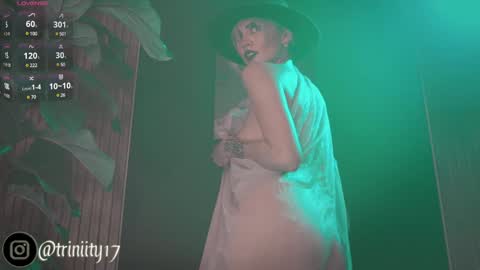 Snapshot of abril__colen chatting on December 30, 12:22 am April online show from December 30, 12:22 am