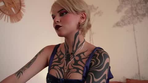 Snapshot of abril__colen chatting on October 12, 10:58 am April online show from October 12, 10:58 am