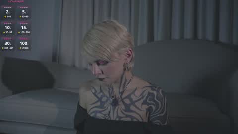 Snapshot of abril__colen chatting on October 23, 2:44 am April online show from October 23, 2:44 am