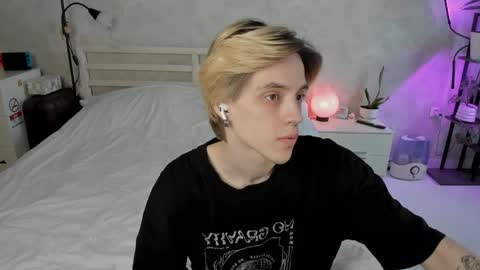 Snapshot of abslut chatting on May 28, 12:46 pm Nick online show from May 28, 12:46 pm