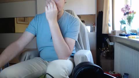 Snapshot of ach471 chatting on October 18, 6:37 am ach471 online show from October 18, 6:37 am