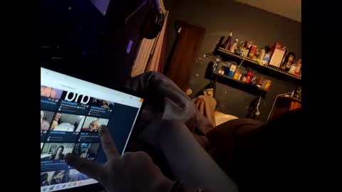 Snapshot of acouplesinners chatting on October 23, 5:40 am acouplesinners online show from October 23, 5:40 am