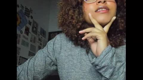 Snapshot of ada_gales_ chatting on February 6, 5:25 am  Isa  online show from February 6, 5:25 am