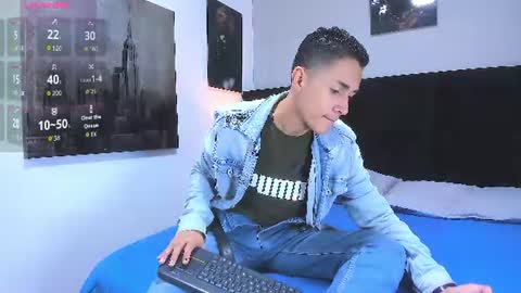 adam_walker_1 online show from July 6, 3:03 pm