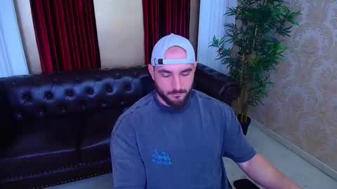 Snapshot of adamjameson chatting on November 6, 6:25 am AdamJameson online show from November 6, 6:25 am