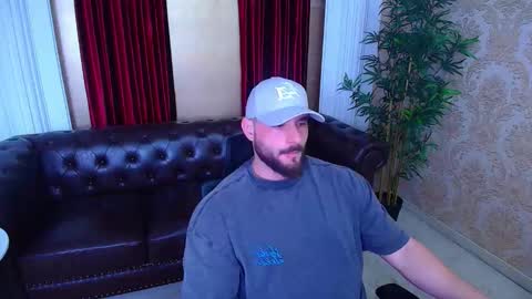 Snapshot of adamjameson chatting on November 11, 5:29 am AdamJameson online show from November 11, 5:29 am