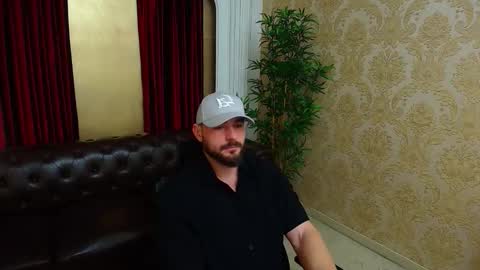 Snapshot of adamjameson chatting on November 30, 5:33 am AdamJameson online show from November 30, 5:33 am