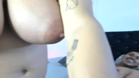 Snapshot of adams_niki chatting on December 17, 8:10 pm ADAMS Y NIKI online show from December 17, 8:10 pm