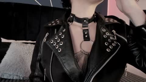 Snapshot of adeelinee chatting on December 18, 7:52 pm Ade online show from December 18, 7:52 pm