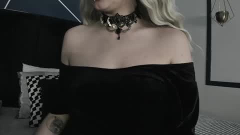 Snapshot of adeelinee chatting on February 10, 7:49 pm Ade online show from February 10, 7:49 pm