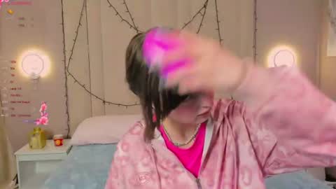 adelesilvy online show from June 16, 1:41 am