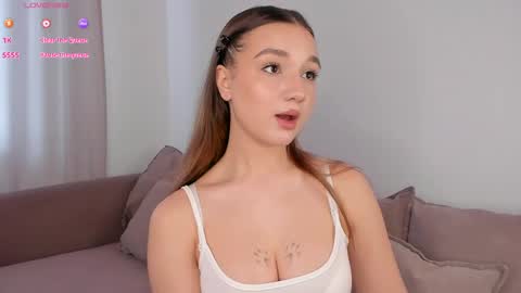 Snapshot of adelexx_zll chatting on April 4, 7:28 am adelexx_zll online show from April 4, 7:28 am