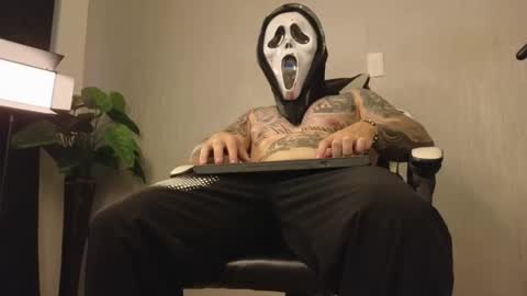 Snapshot of ades_lowe chatting on October 31, 11:44 am Ades online show from October 31, 11:44 am