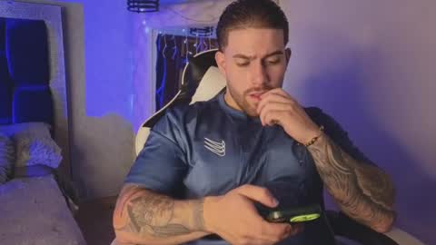 Snapshot of ades_lowe chatting on November 10, 7:35 pm Ades online show from November 10, 7:35 pm