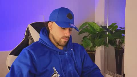 Snapshot of ades_lowe chatting on November 30, 11:36 am Ades online show from November 30, 11:36 am