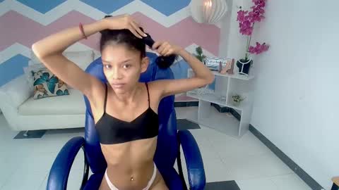 Snapshot of adisson_petite1 chatting on November 3, 12:17 pm adisson_petite1 online show from November 3, 12:17 pm