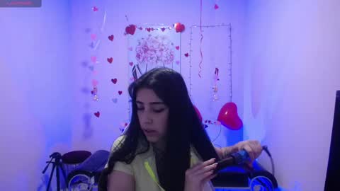 Snapshot of adri_gomez_1 chatting on February 24, 3:12 am Adri online show from February 24, 3:12 am