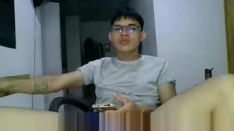 Snapshot of adrian018_ chatting on January 8, 2:25 am adrian018_ online show from January 8, 2:25 am