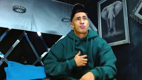 Snapshot of adrian_rae chatting on December 12, 11:40 am online show from December 12, 11:40 am