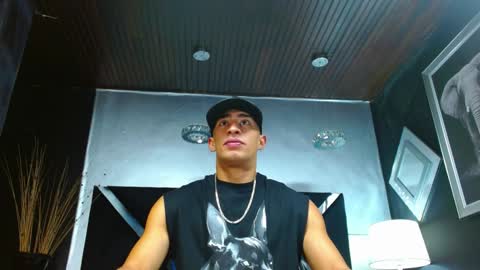 Snapshot of adrian_rae chatting on December 14, 11:50 am online show from December 14, 11:50 am