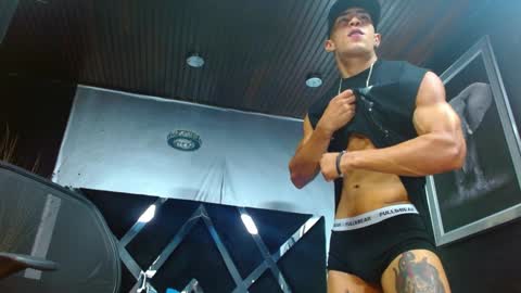 Snapshot of adrian_rae chatting on December 14, 2:53 pm online show from December 14, 2:53 pm