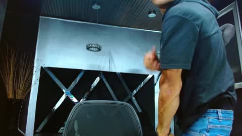 Snapshot of adrian_rae chatting on December 17, 11:49 am online show from December 17, 11:49 am