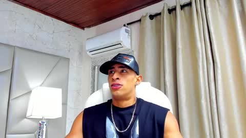 Snapshot of adrian_rae chatting on January 20, 11:35 am online show from January 20, 11:35 am