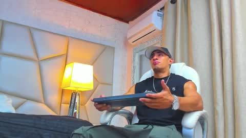 Snapshot of adrian_rae chatting on February 27, 11:31 am online show from February 27, 11:31 am