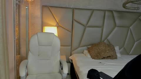 Snapshot of adrian_rae chatting on October 4, 11:52 am online show from October 4, 11:52 am